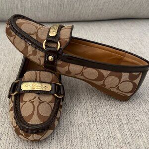 STYLISH WOMEN'S BROWN COACH FELISHA LOAFERS SIZE 6B